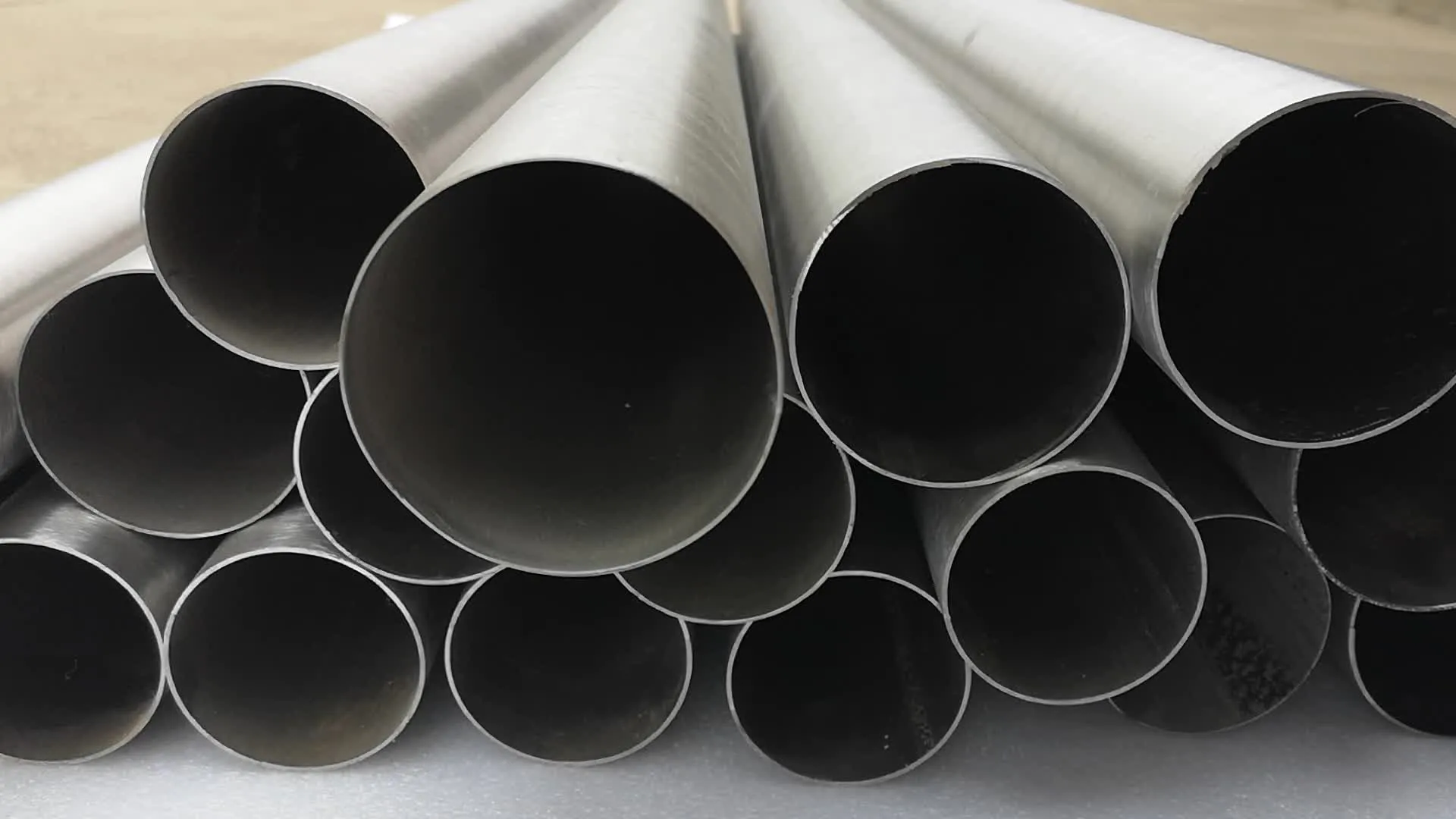 Титановая труба ВТ9 3.1 м м/д 89х15 мм